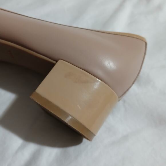 Cole Haan Size 9 Kelsey Block Heel Bow Pumps Neutral Beige Patent Leather Toes - Picture 8 of 13